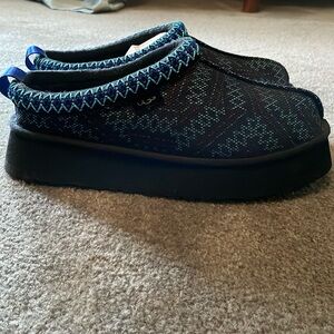 NWOB Ugg Maxi Tazz Slipper, Size 10